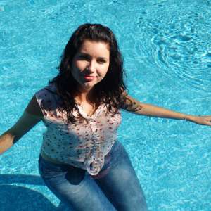 Perfectwetlook: Lucie in Outdoor Pool