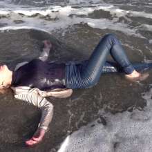 LisaMoomin: Amazing Ania Lays In The Sea!