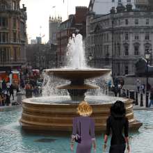 soakinJo: Soakin Jo gets soaked in Trafalgar Square Fountains