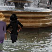 soakinJo: Soakin Jo gets soaked in Trafalgar Square Fountains