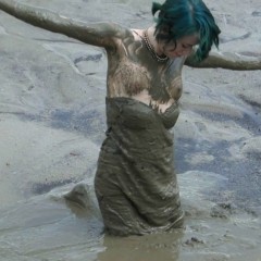 jilly: My 1st mud video of the season! Dress+Stockings=yay! :D