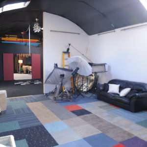 studioigloo: Available to rent-Huge studio with shower and messy wall in Essex, England